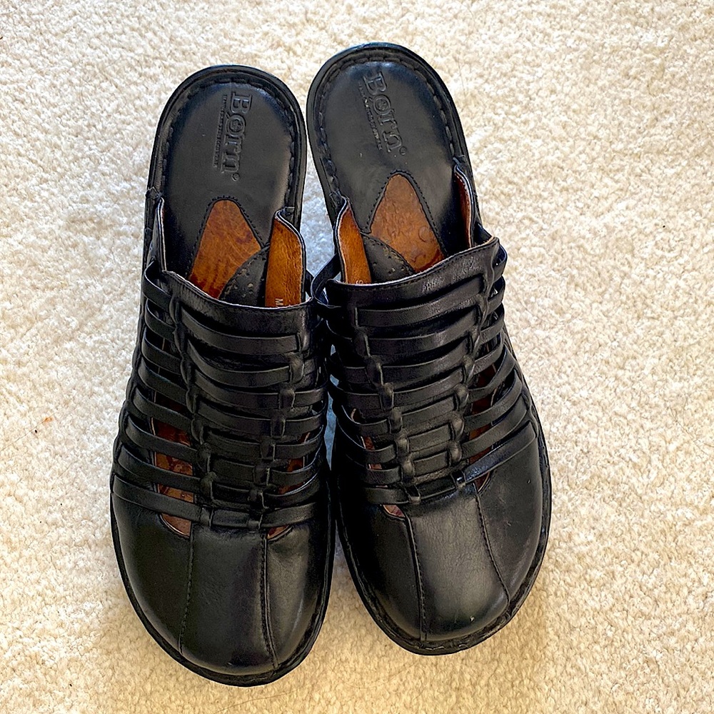 Women’s size 8 Born brand mule/clogs. Lightweight, soft leather comfort shoes.